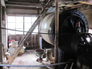 陶土を粉砕する「ミル（粉砕機）」歴史的資料として保存しておきたいすごい機械です。